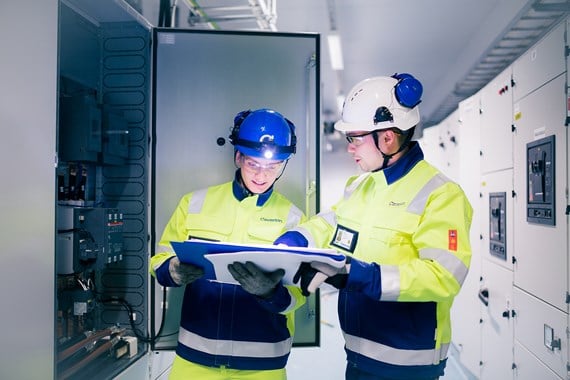 Technician and manager at work in industrial power center (1)_96.jpg